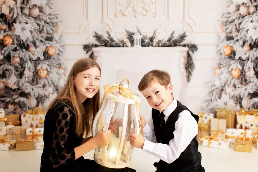 Weihnachtsfeier mini shooting, Weihnachtsfotoshooting, Mini Fotoshootings, Weihnachtsaktion, Fotoaktion, Weihnachten, Hamburg, Weihnachtsshooting Hamburg, Familienshooting, Familienbilder, Weihnachtsbilder, weihnachtliche Familienfotos, Geschenke, Weihnachtsgeschenk, edel, Kamin, Geschwister, zauberhafte Babyfotografie
